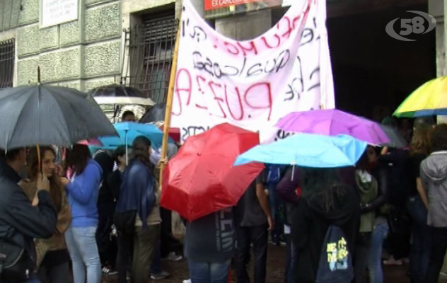 Studenti e insegnanti in piazza: basta tagli, siamo allo stremo