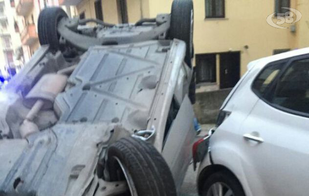 Si ribalta e danneggia altre due auto in sosta, 22enne nei guai