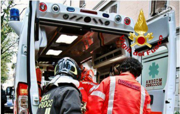 Guardia dei Lombardi, donna finisce fuori strada. I Caschi Rossi la estraggono dalle lamiere