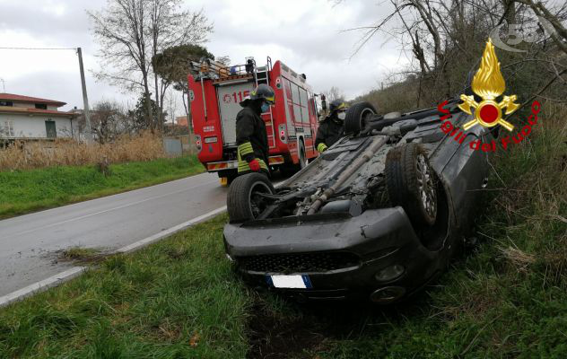 Ariano, sbanda e si ribalta: donna salvata dai Vigili del Fuoco