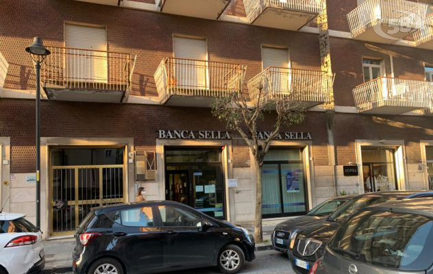 Rapina in banca, clienti e dipendenti sequestrati: banditi in fuga