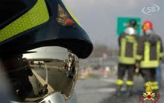 Mirabella, tir finisce contro un ponte: traffico bloccato durante la notte