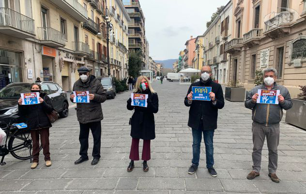 ''Genitore 1 e 2'' al posto di padre e madre, Fratelli d'Italia dice no: flash mob ad Avellino