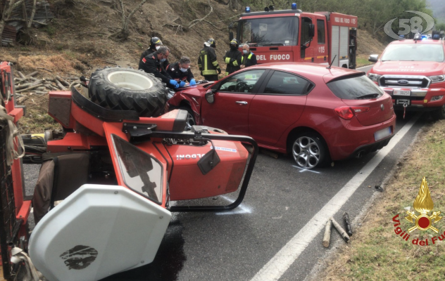 Trattore si ribalta dopo incidente, conducente resta incastrato