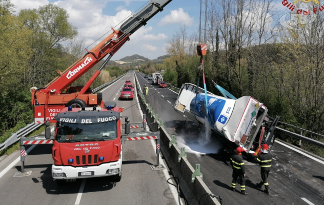 Autocisterna si ribalta sul Raccordo, traffico in tilt per ore