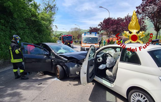 Violento impatto tra due auto, sei persone ferite