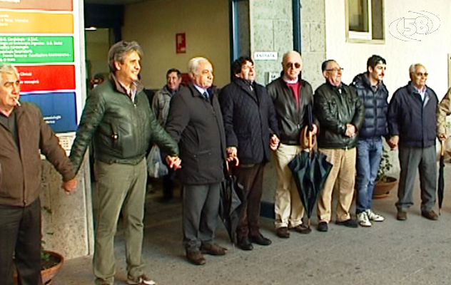 Ariano in campo per difendere l'ospedale: catena umana intorno al Frangipane/Video