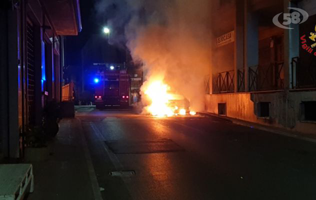 Auto a fuoco nella notte, edificio danneggiato