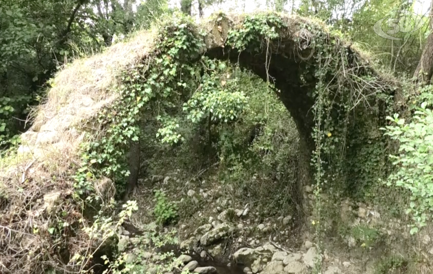 Passeggiata ecologica a Starza di Pietrastornina: tra sorgenti e ruderi. Lo spettacolo del ''ponte di Annibale'' /VIDEO