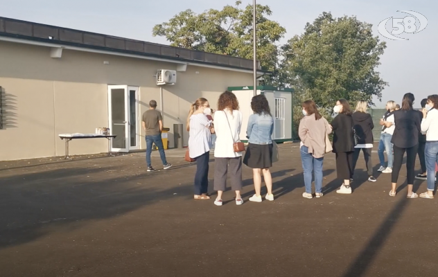 Scuola, tutti tra i banchi: Dad addio, si spera /VIDEO