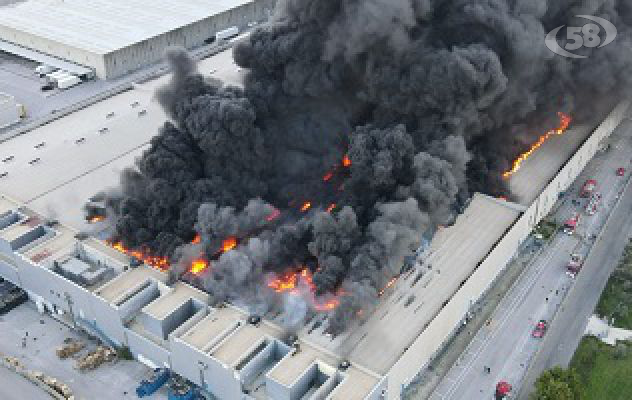 Vasto incendio in una fabbrica, squadre dei vigili del fuoco giunte anche da Caserta