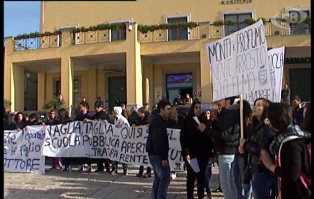 Scuola, studenti in piazza anche sul Tricolle/Videoracconto