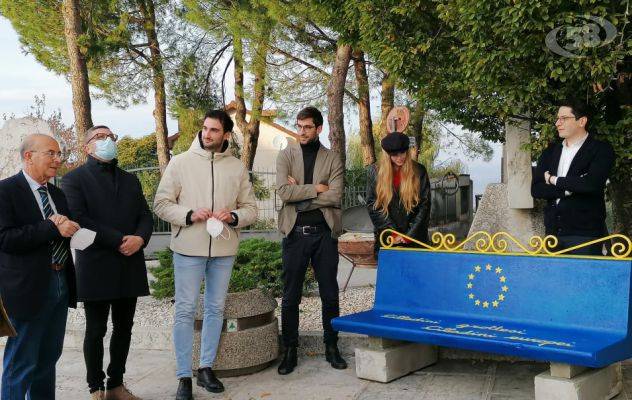 "Cittadini Grottesi, Cittadini Europei", a Carpignano i colori dell'Ue in una panchina simbolo