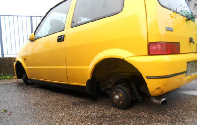 Ariano, infermiera trova l'auto senza pneumatici