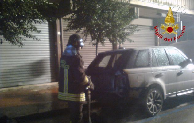 Avellino, auto in fiamme sotto un palazzo: pronto l'intervento dei Caschi Rossi