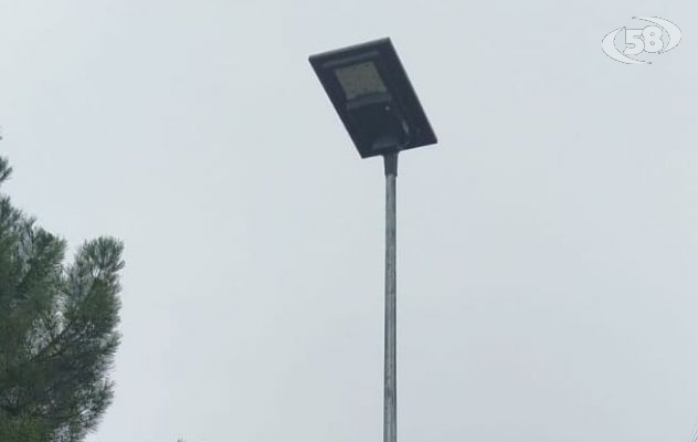 Rubati pali di illuminazione con impianto fotovoltaico: è caccia ai ladri