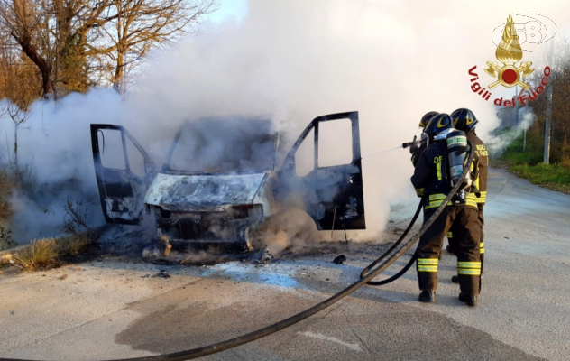 Furgone in fiamme a Luogosano, intervengono i Vigili del Fuoco