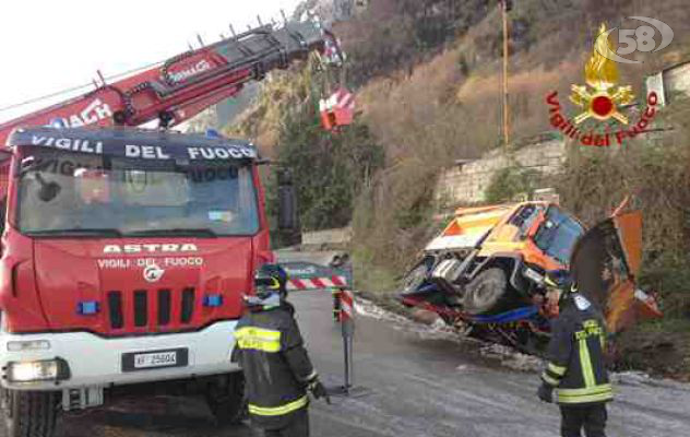 Sant'Angelo a Scala, si ribalta mezzo spargisale. Intervengono due squadre dei Vigili del Fuoco