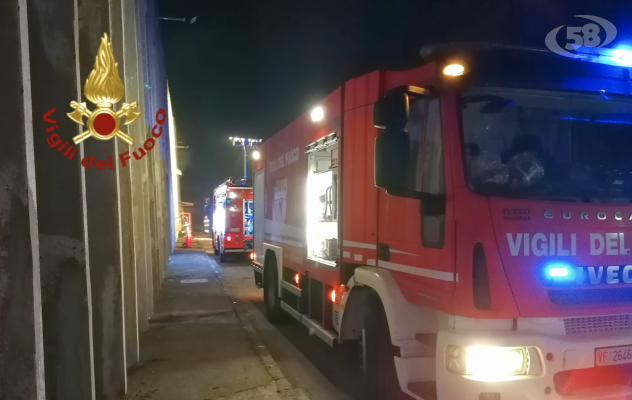 Deposito in fiamme a Pianodardine, due operai intossicati