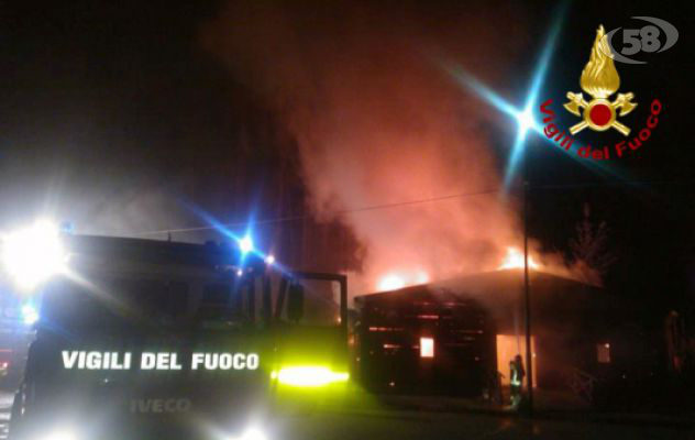 Bonito, vecchio casolare in fiamme. I Caschi Rossi intervengono anche a Bisaccia