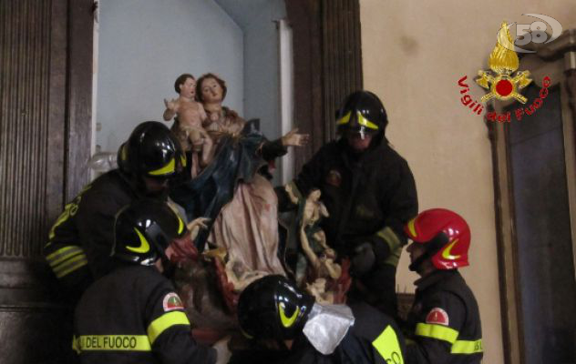 Altavilla, i Caschi Rossi recuperano le statue della Chiesa del Suffragio prima del restauro