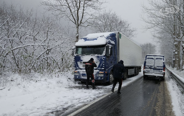 Automobilisti bloccati dalla neve, Carabinieri in campo