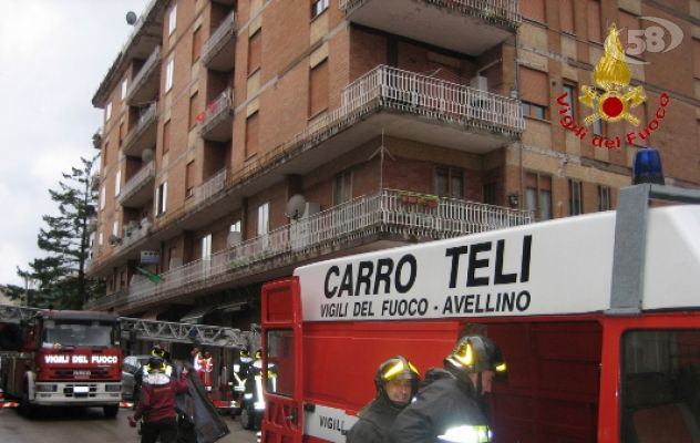 Avellino, tentato suicidio in Rione Mazzini: uomo minaccia di gettarsi dal secondo piano/Video