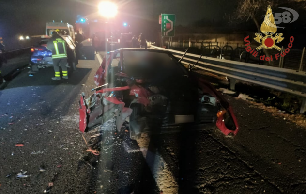 Otto feriti e un morto: terribile incidente sull'A16, traffico in tilt