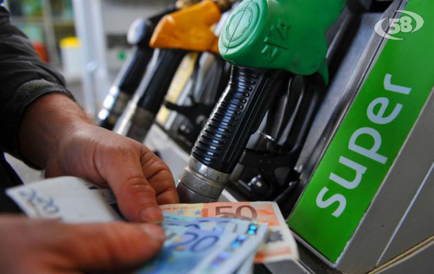 Caro benzina, controlli ai distributori: 5 gestori sanzionati