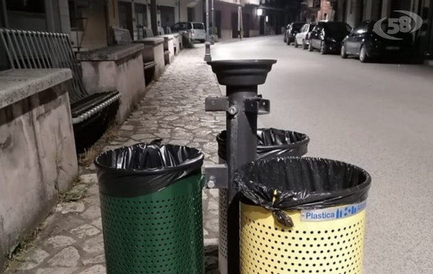 Grotta, cestini stradali utilizzati per depositare rifiuti domestici: scattano le sanzioni 