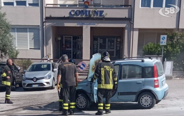 Grotta, auto in fiamme davanti al Comune: Polizia Municipale evita il peggio