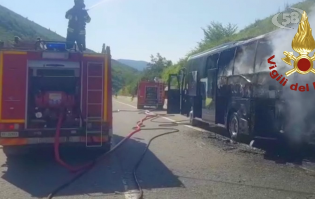 Bus in fiamme sull'A16, traffico in tilt per ore /VIDEO
