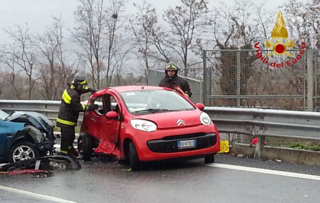 Incidente sull'Ofantina Bis: giovane donna incastrata tra le lamiere