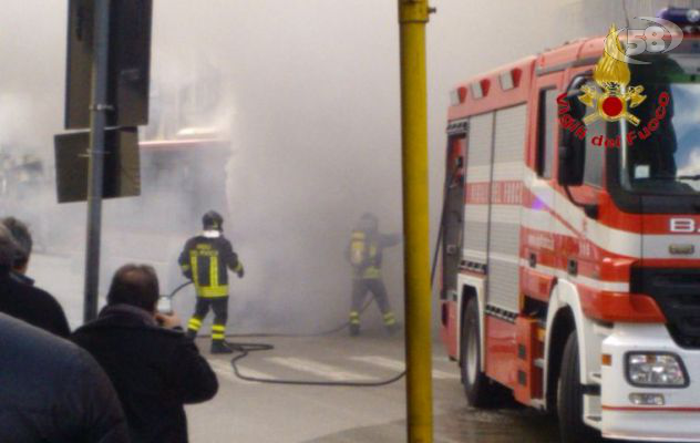 Atripalda, motore di un autobus in fiamme. Appuntato in congedo blocca il mezzo