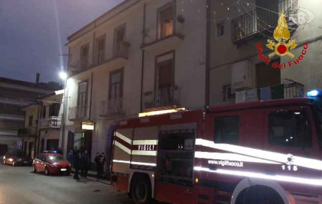 Atripalda, fiamme in un appartamento. Anziana messa in salvo dai Caschi Rossi