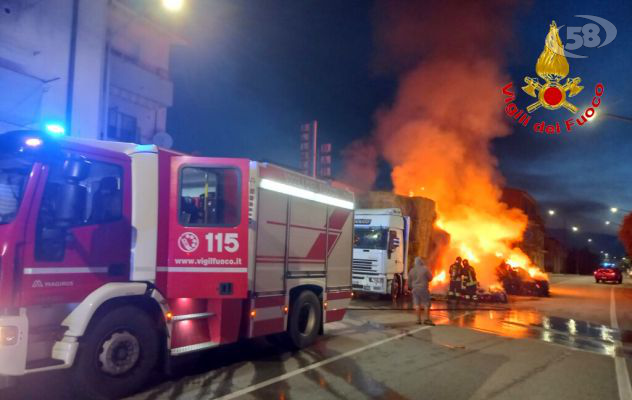 Autotreno in fiamme a Savignano: illeso l'autista