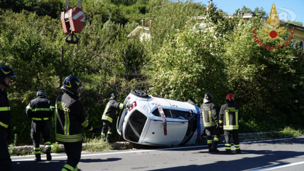 Incidente a Monteforte, auto si ribalta: due feriti