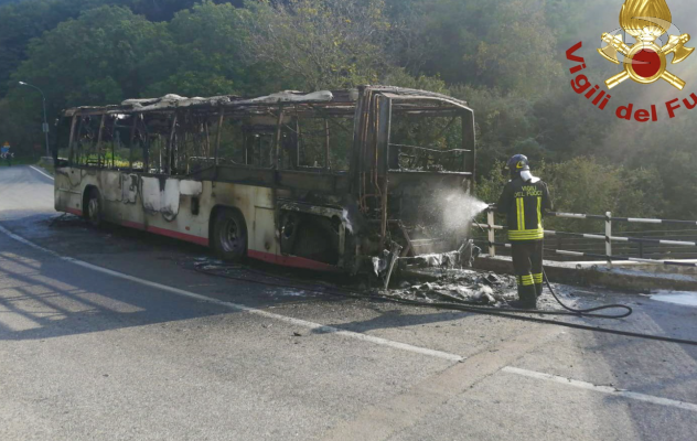 Autobus Air in fiamme, conducente in salvo