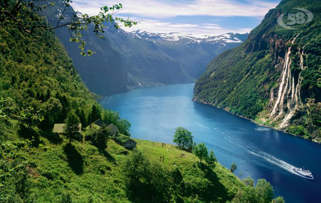 Un tour tra i fiordi della Norvegia: le bellezze da scoprire in barca, sul treno panoramico e a piedi