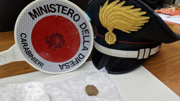 Scovata droga in casa, blitz dei Carabinieri: in manette 54enne
