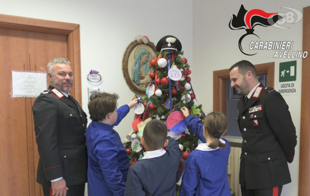 Montecalvo, gli alunni della scuola elementare e media addobbano l’“albero della legalità” allestito nella caserma dei carabinieri