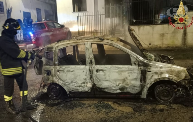 Tre auto in fiamme nella notte a Domicella, s'indaga
