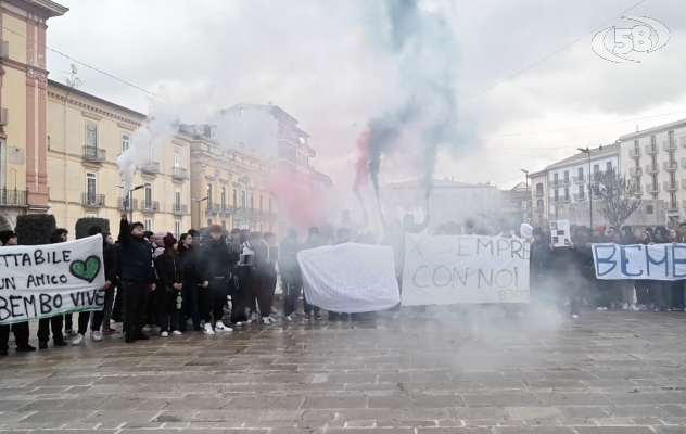 In piazza per Roberto e per dire "no alla violenza" /VIDEO