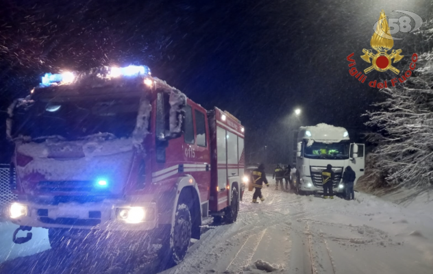 Neve sull'Irpinia, auto bloccate e rami caduti /VIDEO