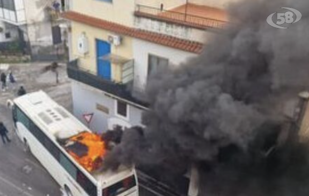 Paganese-Casertana, violenti scontri tra tifosi: bus in fiamme /VIDEO