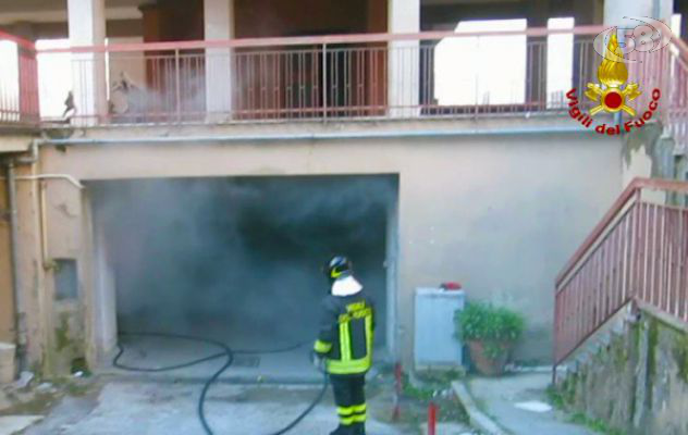 Avellino, incendio a Parco Castagno: in fiamme il deposito di un palazzo