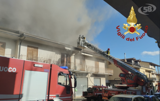 Tetto in fiamme a Montella, famiglie evacuate