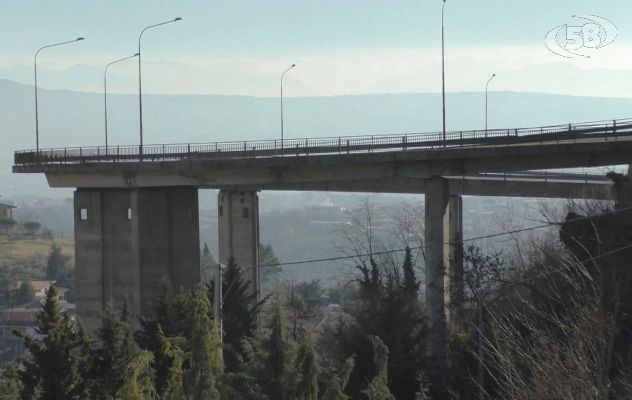 Ariano, tenta il suicidio dal ponte della panoramica: vivo per miracolo