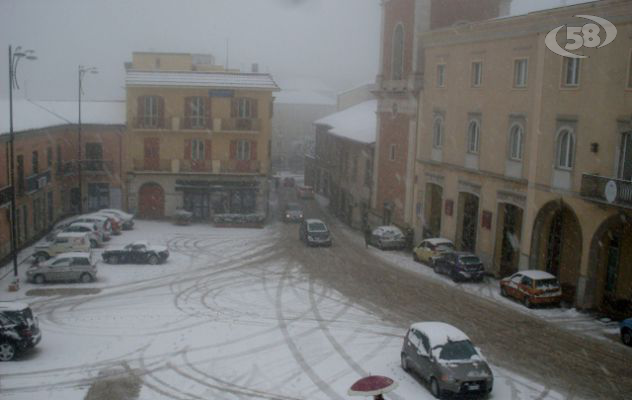 Ariano, cade la neve: previsto un peggioramento. Comune in campo: disagi a Cardito