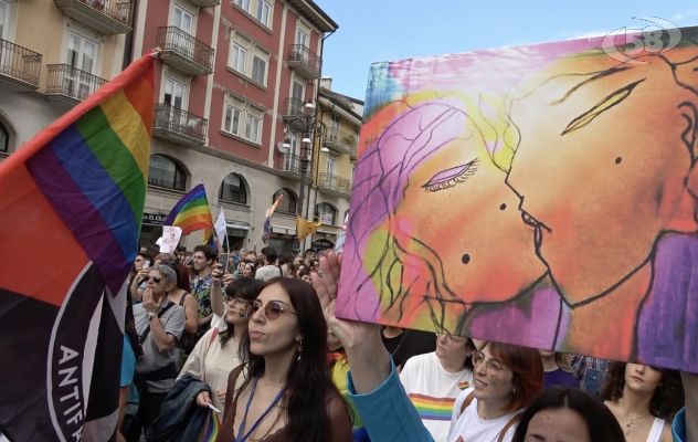 Irpinia arcobaleno, folla al "Pride" di Avellino: nessuno è diverso